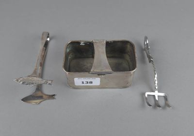 une petite boîte en fer-blanc contenant une fourchette, un couteau et une cuillère