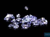 de très jolis diamants bleus sur un fond noir