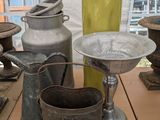de nombreux types de vases exposés sur une table
