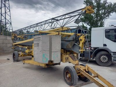 une grue installée à l'arrière d'un camion