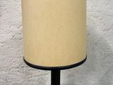 une photo d'une lampe de table posée sur une table en bois
