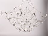 un lustre composé de pinces à linge suspendues au plafond