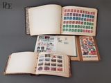 beaucoup de timbres sur les pages d'un livre