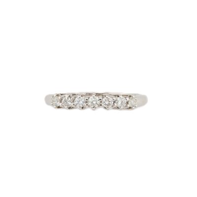 une bague en or blanc sertie de cinq diamants ronds taille brillant