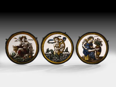quatre assiettes de couleurs différentes, ornées de motifs variés, posées sur un fond blanc