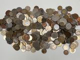 une pile de pièces de monnaie posée sur une table
