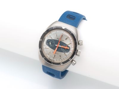 une montre posée sur une surface blanche