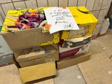une pile de boîtes de bonbons posée par terre près d'un mur