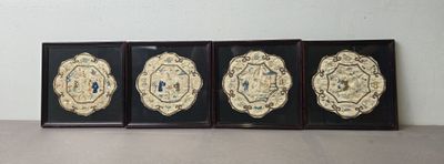 trois plaques encadrées, de formes et de tailles différentes, posées sur une table