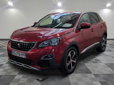 Une voiture rouge est garée dans une pièce dont le sol est à carreaux.