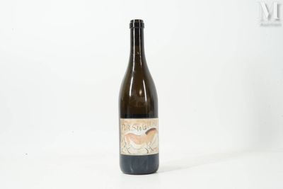 une bouteille de vin posée sur une table