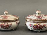 paire de bols en porcelaine chinoise avec couvercles, ornés de motifs floraux