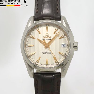 une image d'une montre en gros plan sur fond blanc