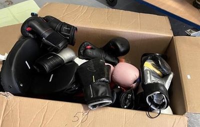 une boîte en carton remplie d'équipements de boxe divers