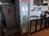 une image d'une cuisine avec un réfrigérateur et un comptoir