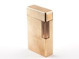briquet plaqué or sur fond blanc, avec un fond blanc