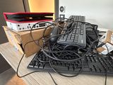 un clavier et une souris posés sur un bureau encombré de cartons