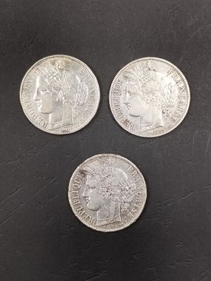 trois types différents de pièces d'argent sur un fond noir