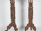 paire de bougeoirs anciens en bois sculpté, ornés de motifs floraux
