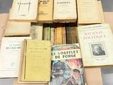 plusieurs livres sont empilés sur une table