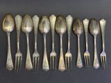 beaucoup de cuillères et de fourchettes en argent sur une table