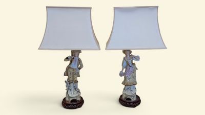 une paire de lampes de table en porcelaine bleue et blanche, avec un abat-jour blanc