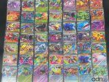 une grande collection de cartes Pokémon posée sur une table
