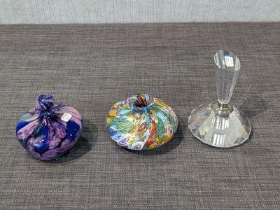 trois petits objets en verre posés sur une table