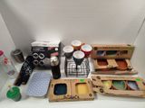 de nombreux objets différents posés sur une table