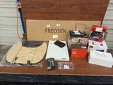 une table sur laquelle se trouvent de nombreux objets
