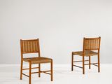 deux chaises en bois avec des assises en osier, adossées à un mur blanc