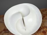 une assiette blanche contenant une cuillère, posée sur une table