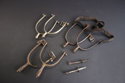 Lot de 4 paires d’éperons, dont une à boite et à la chevaliè…