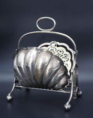un porte-revues ancien plaqué argent sur fond noir