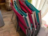 un grand nombre de chaises empilées les unes sur les autres