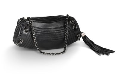 un sac à main noir muni d'une bandoulière en chaîne et d'un pompon