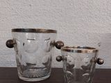 deux verres posés l'un à côté de l'autre sur une table