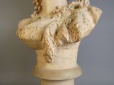 un buste de femme posé sur un socle