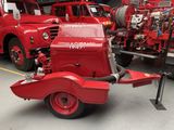 un camion de pompiers rouge garé à côté d'autres camions de pompiers