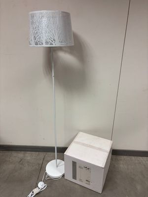 une lampe posée à côté d'une boîte et d'une paire de ciseaux