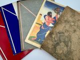 un grand nombre de livres posés sur une table
