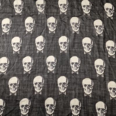 des crânes sur un fond noir et blanc, avec un fond noir et blanc