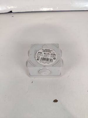 un gros plan sur un bouton situé sur des toilettes blanches