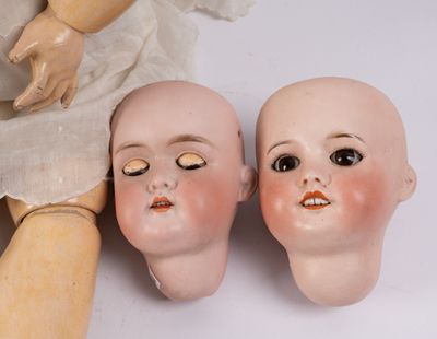 Ensemble de deux têtes de poupée en biscuit dont - Germany, …