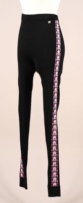 un legging noir et rose avec des bandes latérales roses sur un mannequin, un mannequin, un mannequin, un mannequin, un mannequin, un mannequin, un manne
