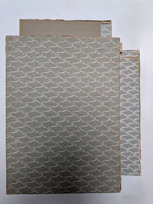 une boîte décorée d'un motif, posée sur une table