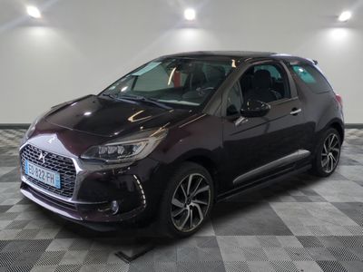 La nouvelle Citroën est garée dans un showroom au sol carrelé d'un motif à damier.
