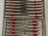 une boîte en argent remplie d'instruments chirurgicaux rouges et argentés