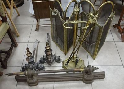 un grand nombre d'objets différents qui se trouvent sur le sol