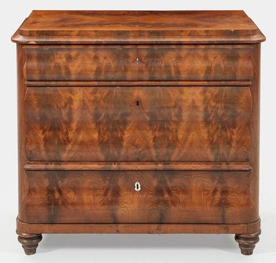 une commode en noyer datant du début du XXe siècle